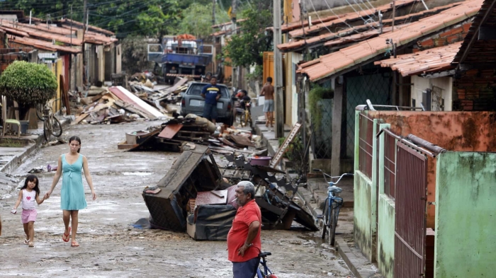 Enxurrada mata 2, deixa mais de 40 feridos e destrói 30 casas no Piauí