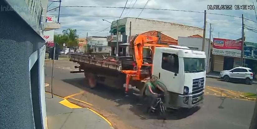 Acidente trágico tira a vida de jovem ciclista no centro de Auriflama.