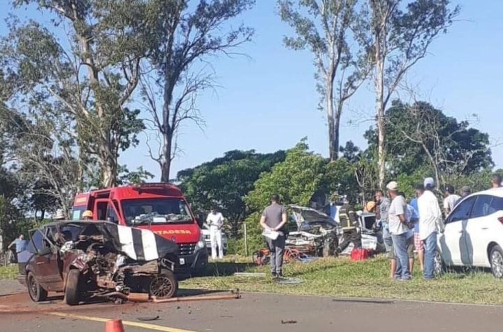 Motoristas morrem após acidente entre carros em estrada vicinal