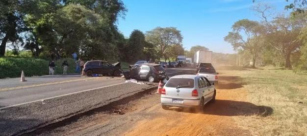 Homem morre em acidente entre dos carros na BR 153 em Onda Verde