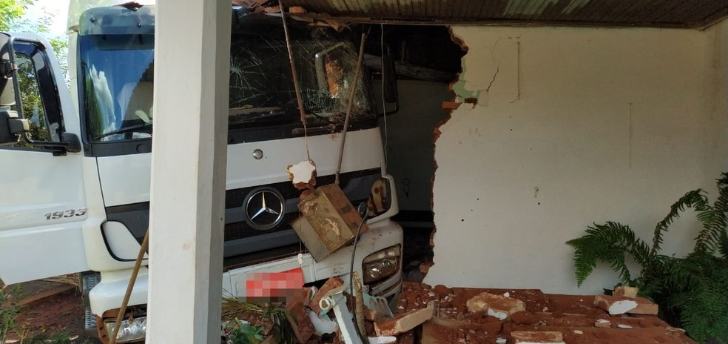 Caminhão desgovernado invade casa em Santa Izabel do Marinheiro