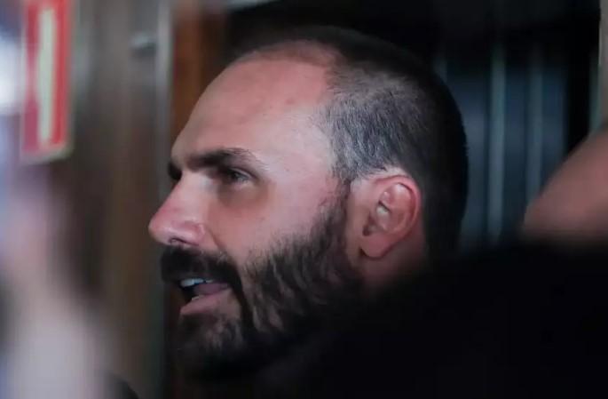 Moraes nega apreensão do passaporte de Eduardo Bolsonaro