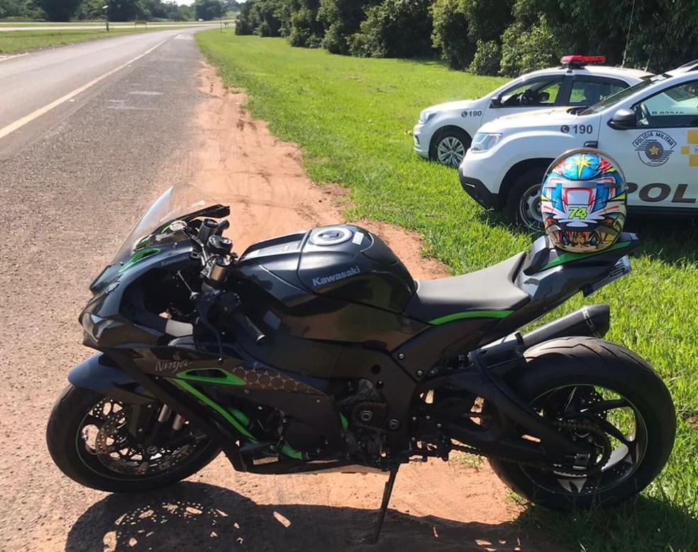 Motociclista é preso ao ser flagrado disputando racha na rodovia Washington Luís