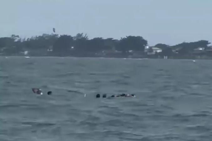 Lancha com 19 pessoas a bordo naufraga em Búzios