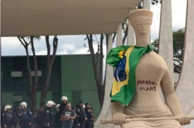 STF torna ré acusada de escrever 'Perdeu, mané' na estátua