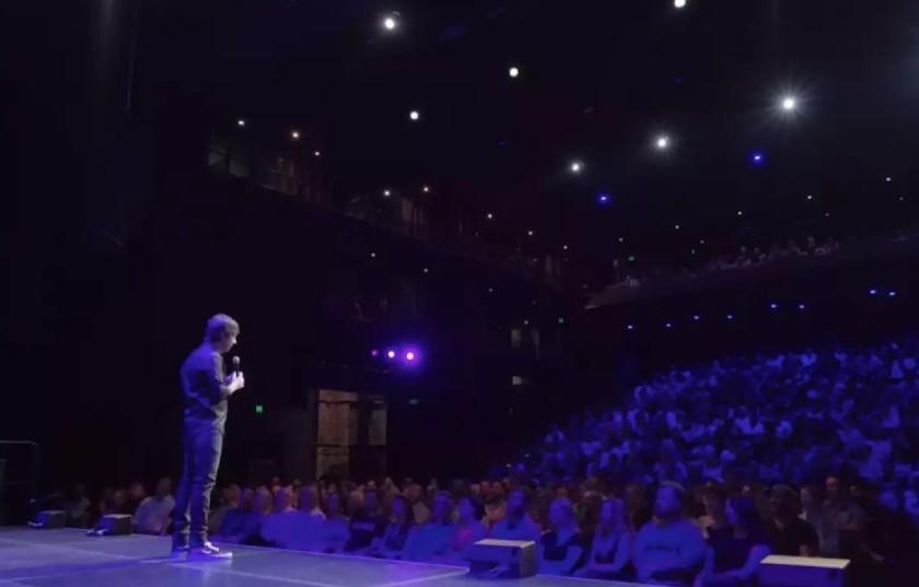 Humorista expulsa mulher e bebê de show e gera debate sobre direito das mães