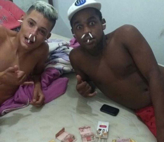 Jovens são presos depois de postarem foto com pinos de cocaína