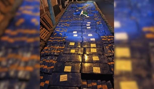 Motorista denuncia tentativa de sequestro e acaba preso após polícia encontrar 4,5 toneladas de maconha em caminhão