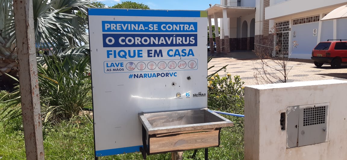 Fernandópolis - Sabesp providencia torneira para lavabo de combate ao coronavírus na Praça da Matriz após pedido do Vereador Cabo Santos