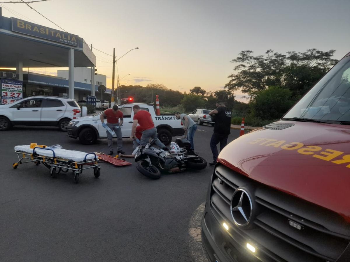 Mais um acidente entre carro e moto na mesma rotatória em Fernandópolis