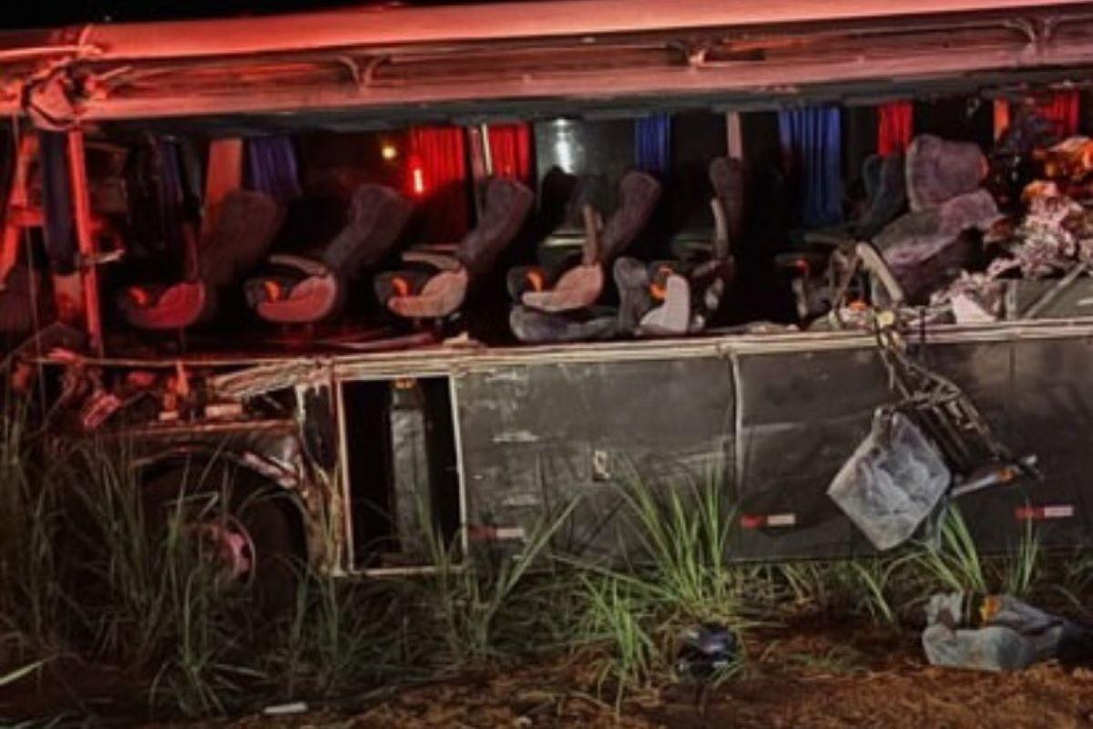 Grave acidente entre ônibus universitário e carreta deixa 12 mortos no interior de SP
