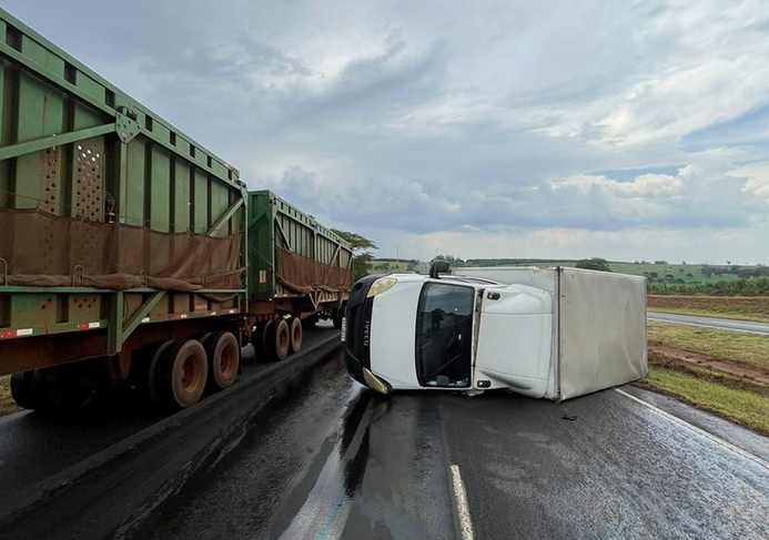 Caminhão tomba na rodovia euclides da cunha em Fernandópolis