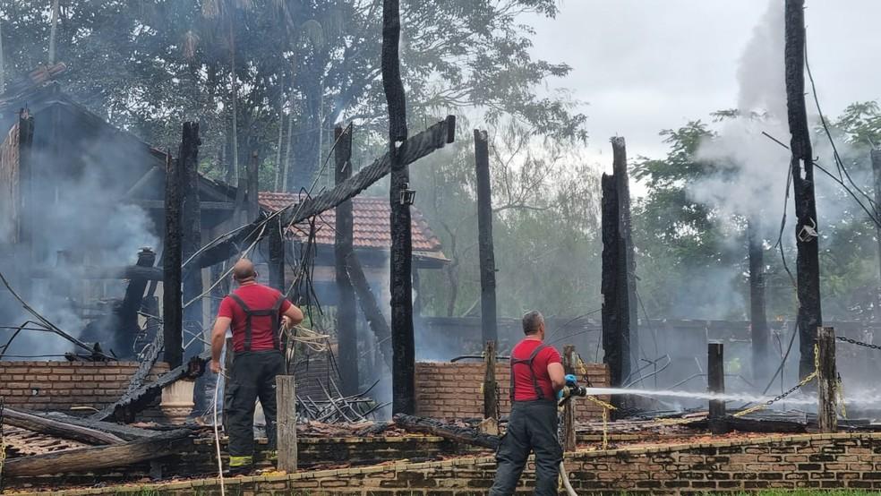 Incêndio atinge casa de encontros e mobiliza bombeiros