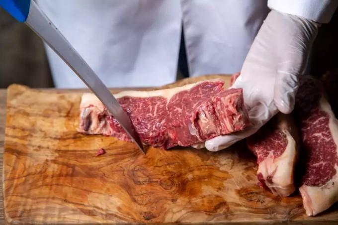 Frigoríficos de MS pausam produção de carne destinada aos EUA