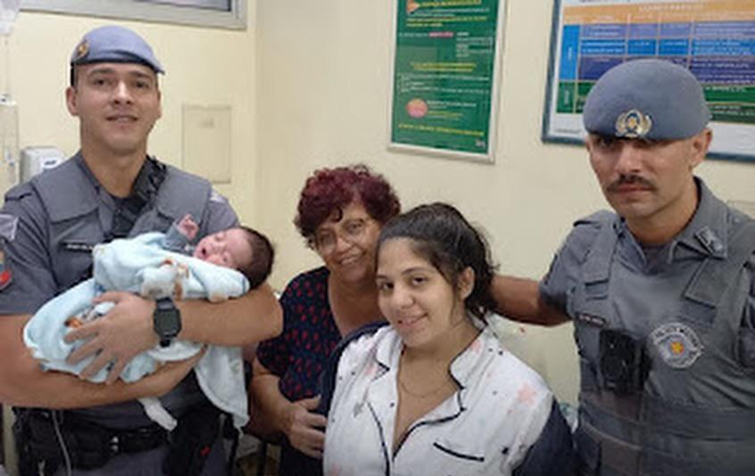 Mãe aciona 190, e policiais ajudam a salvar recém-nascido engasgado