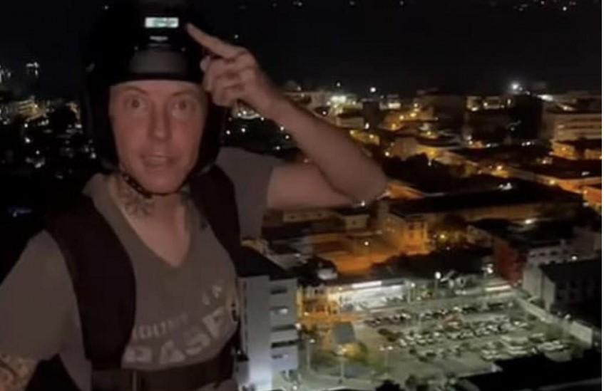 VÍDEO: Homem morre após paraquedas falhar ao saltar de edifício