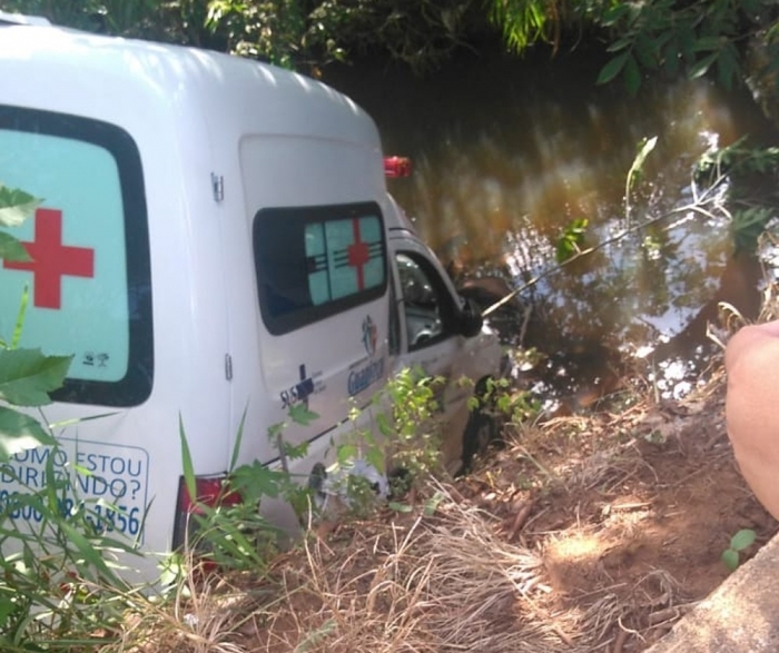 Ambulância cai em córrego após motorista passar mal em Guapiaçu