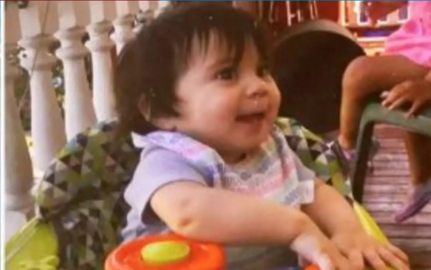 Mãe é presa por deixar filha em cercadinho por 10 dias para viajar; bebê morreu