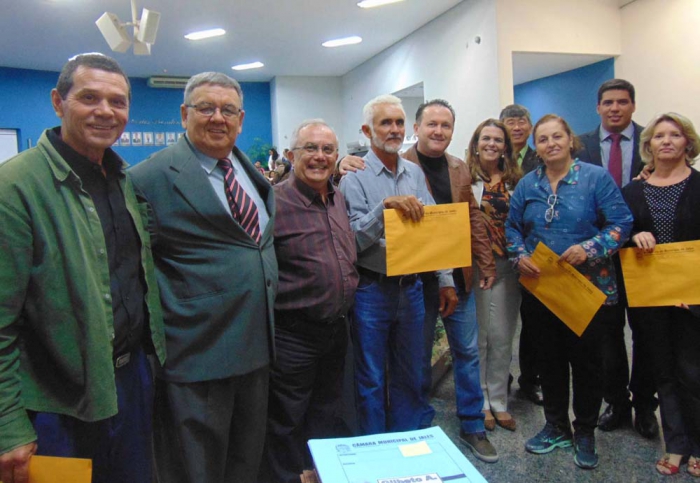 Jales - Pedro Callado cumpre compromisso  e devolve portarias aos servidores