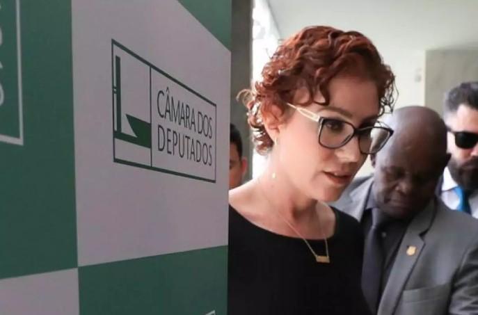 Moraes abre novo inquérito contra Zambelli para apurar coação
