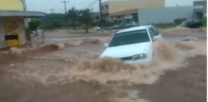 Chuva forte assusta moradores de Valentim Gentil, interior de SP