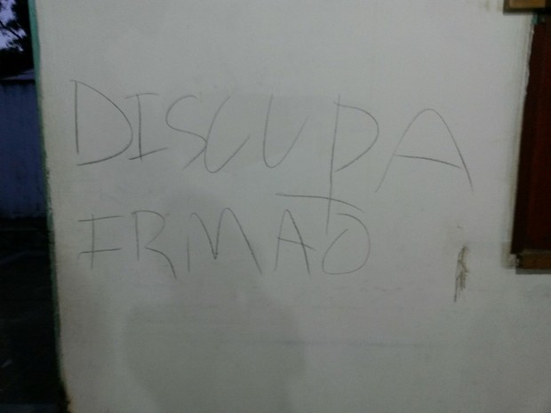 Ladrão furta igreja de Roraima e deixa pichação em parede; 'desculpa, irmão' Guitarra, caixa de som e DVD foram levados de igreja em Boa Vista. Diácono da igreja decidiu manter pichação; 'estamos orando acerca disso'.