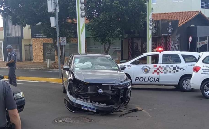 Acidente entre carros causa lentidão no trânsito em Fernandópolis
