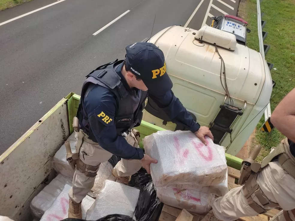 Caminhoneiro é preso após ser flagrado com mais de seis toneladas maconha na BR-153 em Rio Preto