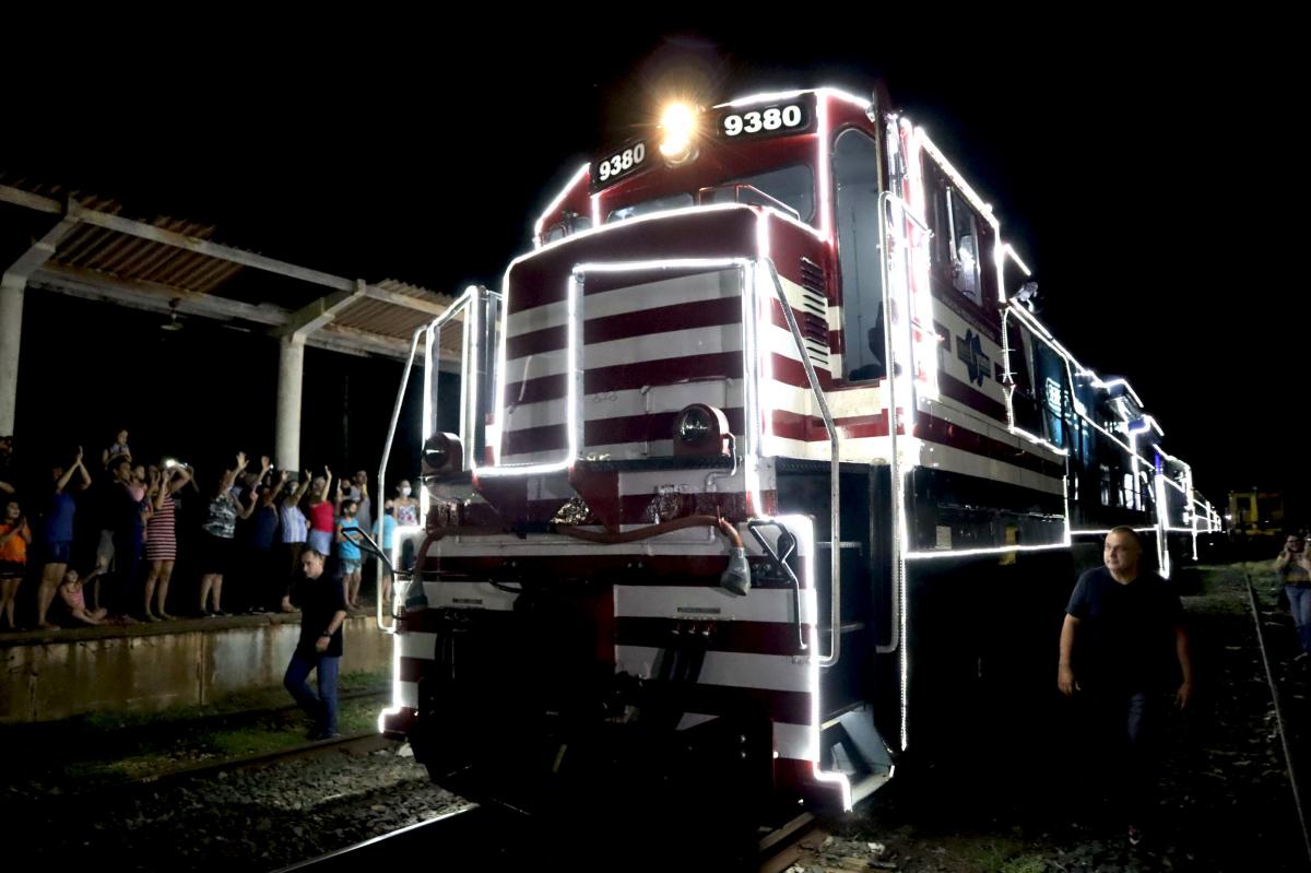 Trem iluminado da Rumo brilhará nos trilhos de Jales na segunda e terça-feira