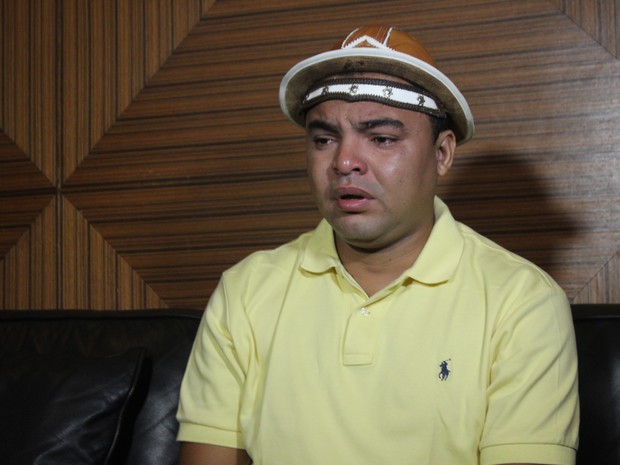 Ex-militar diz que atirou em veículo com cantor Chambinho por engano Suspeito confessou crime em depoimento na manhã desta quinta-feira (4). Homem disse que pensou estar sendo perseguido após discussão em bar.