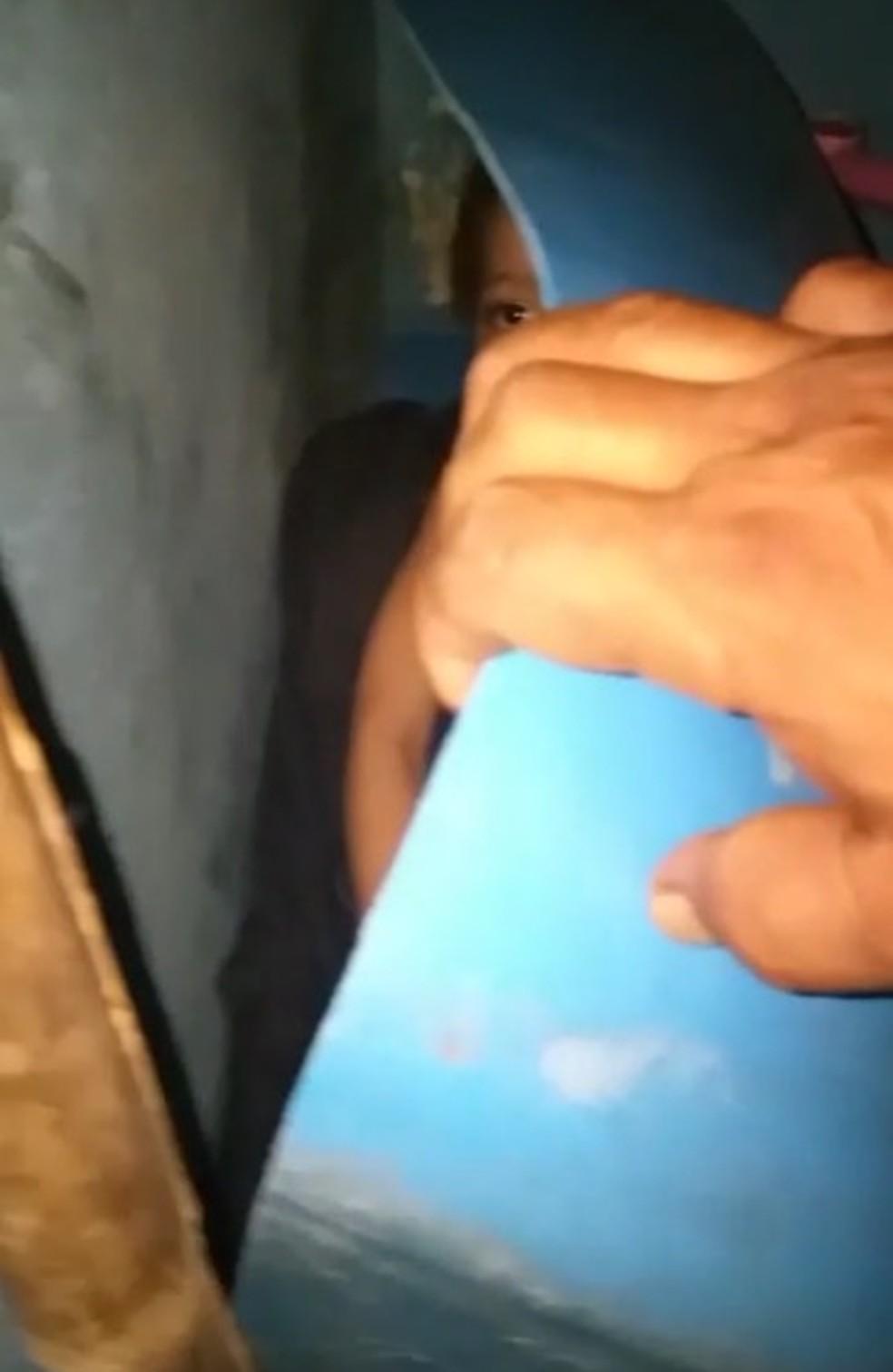 Polícia encontra criança de três anos presa dentro de um barril