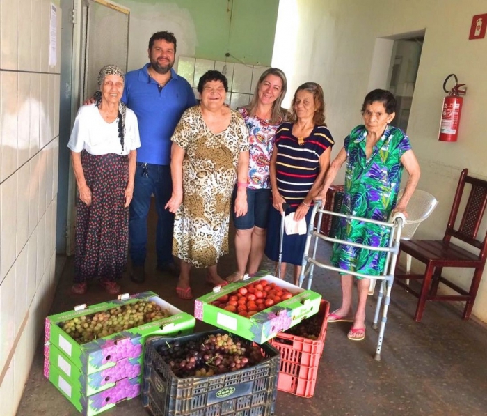 Urânia - Lar dos Velhinhos e escola municipal de Urânia ganham uvas da Estância das Videiras