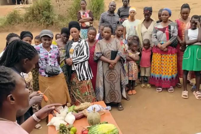 Projeto estimula criar insetos como fonte de proteína em Uganda