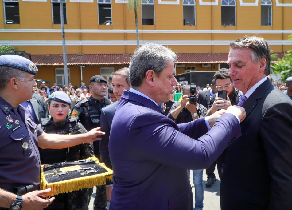 Tarcísio de Freitas dá medalha a Bolsonaro em evento da Rota