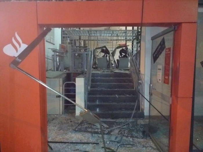 Quadrilha explode caixas eletrônicos de agência bancária em Uchoa