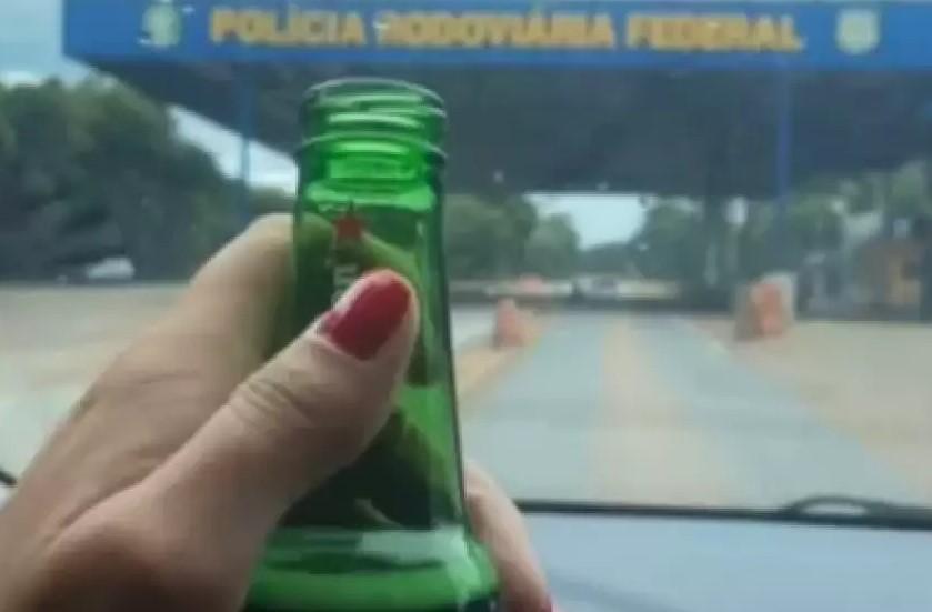 Motorista posta foto com cerveja ao volante e é multada na BR-40, em Paracatu
