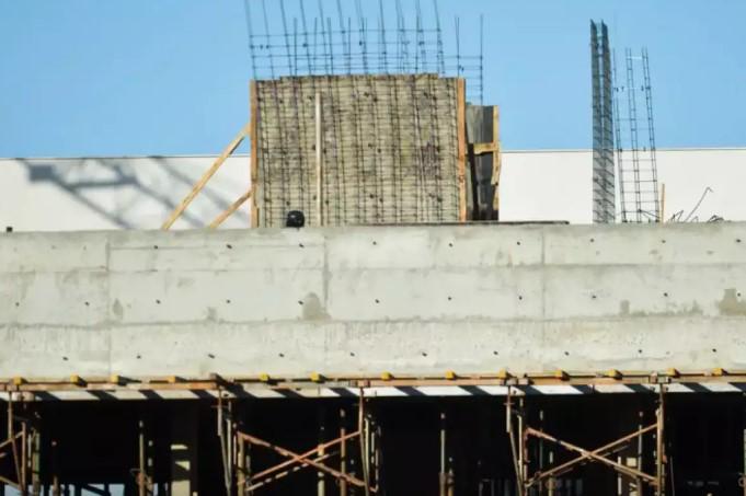 Há quase 2 mil obras paradas, mas governo amplia promessas