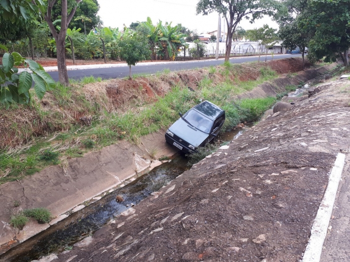 Jales - Carro cai em canaleta de água, na Avenida Maria Jalles