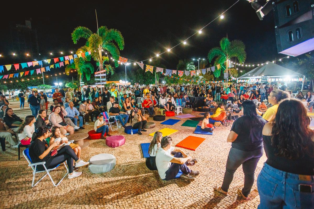 Sarau no Ponto reúne mais de mil pessoas em noite histórica na Praça Dr. Euphly Jales