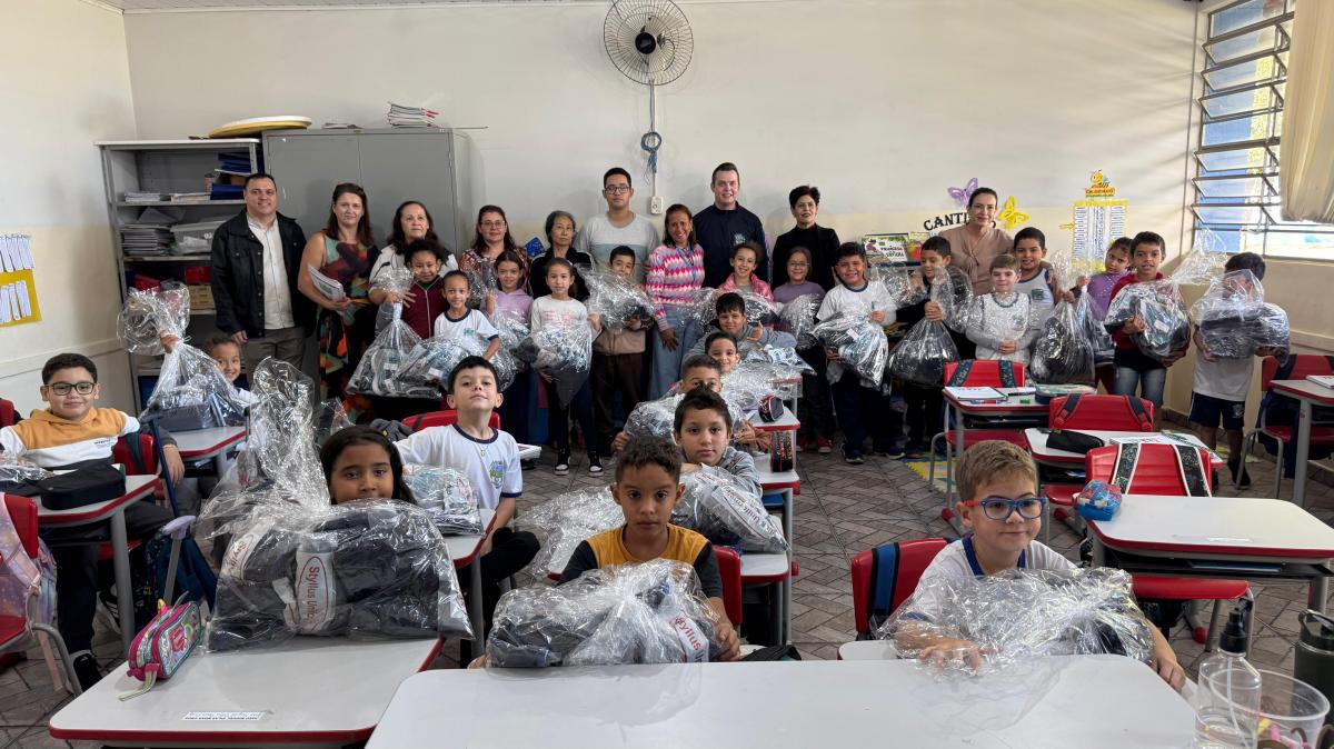 Prefeitura de Macedônia realiza entrega de kits completos de uniformes escolares para alunos da rede municipal