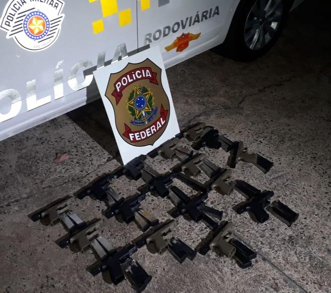 Policia Federal apreende arsenal com 17 pistolas e 34 carregadores na BR-153 em São José do Rio Preto/SP