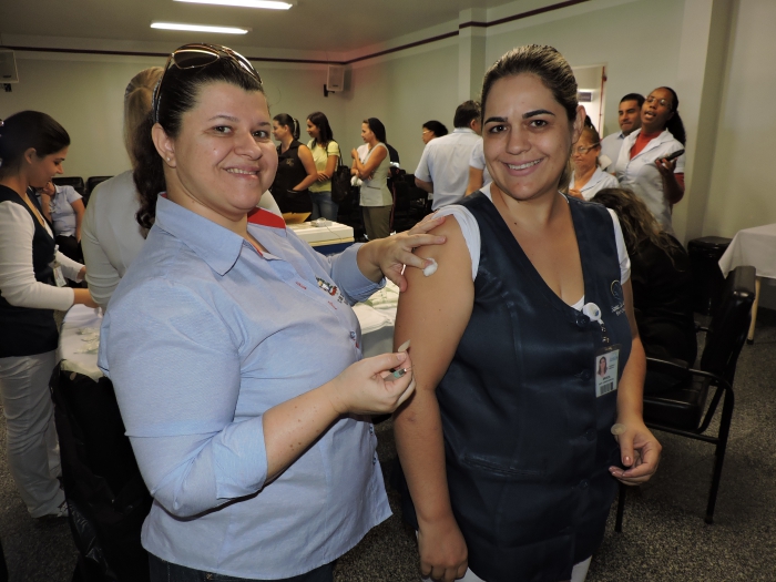 Jales - Colaboradores da Santa Casa recebem vacina contra a gripe H1N1