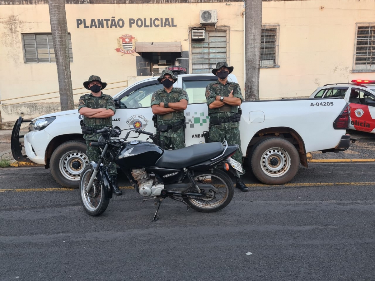 Polícia Ambiental pega jovens com moto furtada