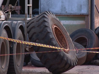 Homem morre após pneu de trator cair sobre ele em borracharia Vítima sentou no pneu que acabou